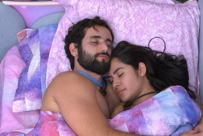 Matteus e Isabelle dividem edredom no BBB 24 e brother pede: 'Um selinho'