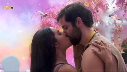 BBB24: Isabelle e Matteus se beijam no Quarto Fada
