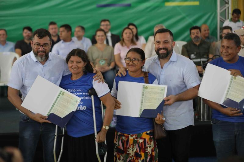 Wilson Lima concede mais de 120 títulos definitivos de moradia e realiza entregas de R$ 34 milhões em Novo Airão