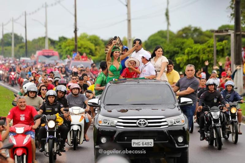 Isabelle Nogueira é recebida com festa e multidão pelas ruas da cidade