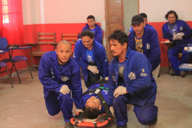 Trabalhadores do Boi Caprichoso participam de treinamento para atuar em casos de emergência