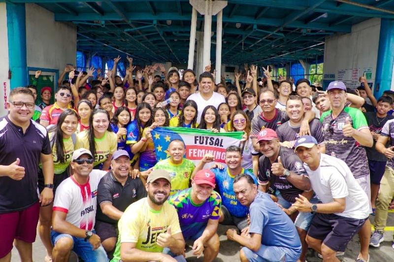 Parintins embarca 260 estudantes/atletas para disputa do Pólo III em Maués