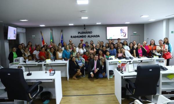 Márcia Baranda comanda sessão especial em homenagem ao Dia das Mães na Câmara de Parintins