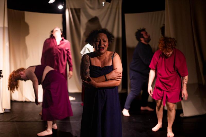 Teatro da Instalação recebe estreia de nova temporada do espetáculo ‘Helena’, do Ateliê 23