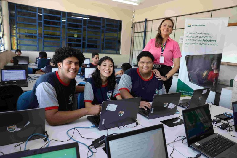 Secretaria de Educação entrega notebooks para escolas contempladas em edital da Petrobras