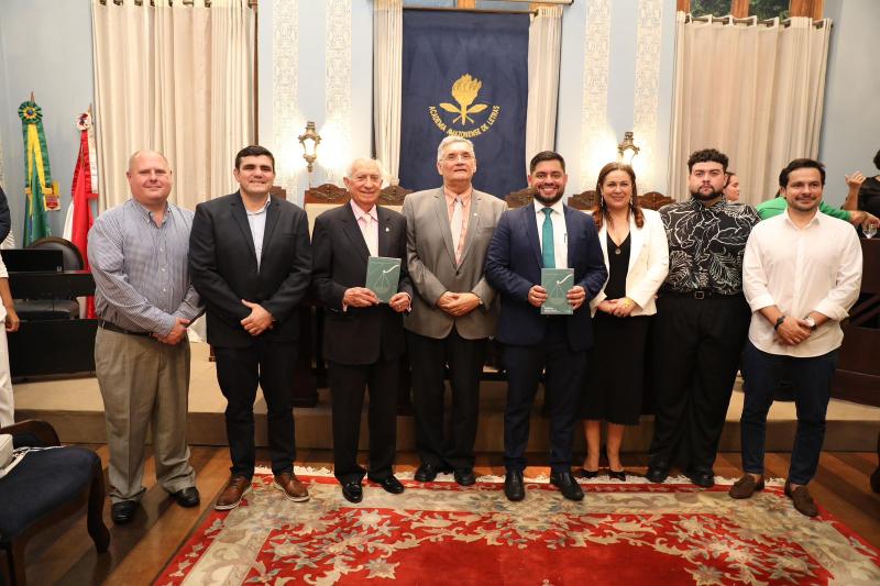 Reitor da UEA publica obra com análises sobre políticas públicas no Brasil e no AM