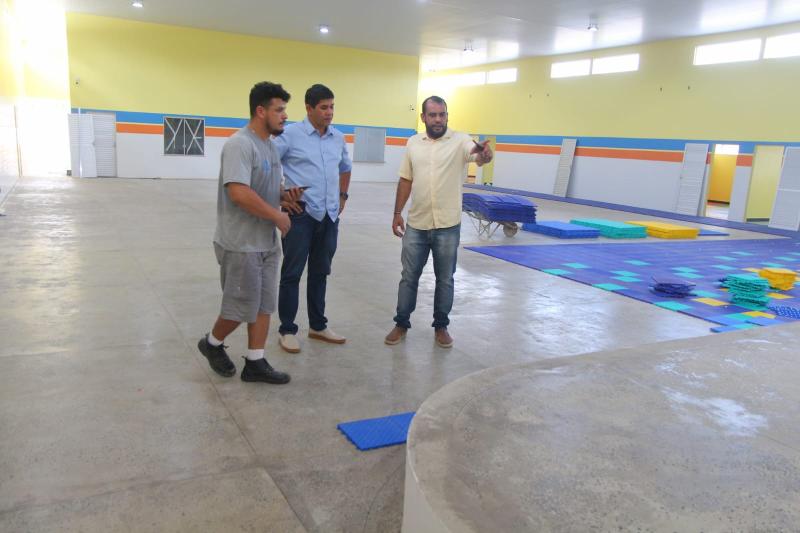 Prefeito Bi Garcia vistoria reta final das obras da Creche de Parintins que será inaugurada em julho