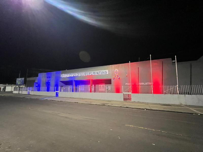 Câmara de Parintins é iluminada em homenagem ao Festival Folclórico