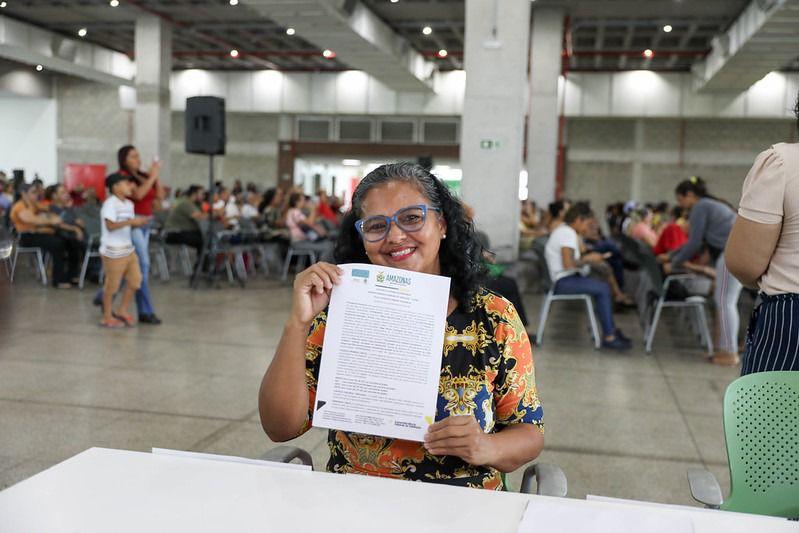 'Meu coração está explodindo de felicidade' diz moradora do Viver Melhor 1 ao receber título definitivo de imóvel