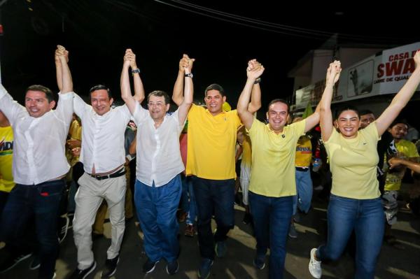 Bi Garcia lidera caminhada com mais de 20 mil pessoas em apoio a Mateus Assayag, em Parintins