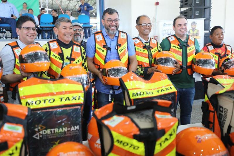 ‘Motociclista Legal’: Detran-AM entrega 350 kits de segurança para mototaxistas no município de Manicoré
