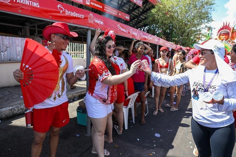 ‘Água nas Torcidas’, da Cosama, distribuiu mais de 500 mil copos à população e visitantes durante Festival de Parintins
