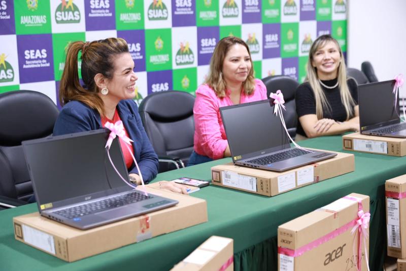Programa Crédito Rosa recebe novos notebooks para ampliar o atendimento às mulheres empreendedoras