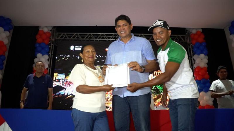 Prefeito de Parintins entrega 470 títulos definitivos a moradores do Pascoal Alaggio, Nova Conquista e Lady Laura