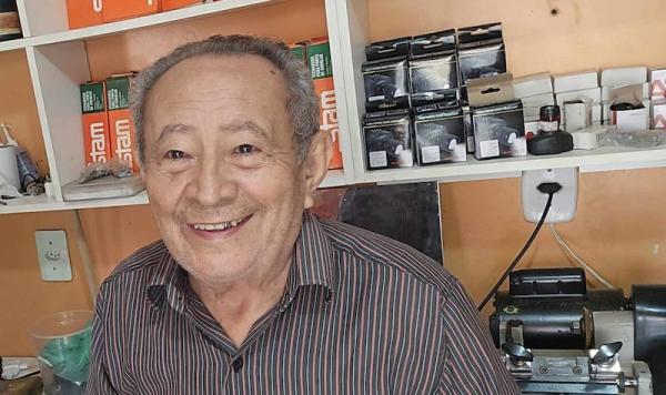 Seu Gregório alfaiate, barbeiro, chaveiro e 54 anos vivendo em Parintins