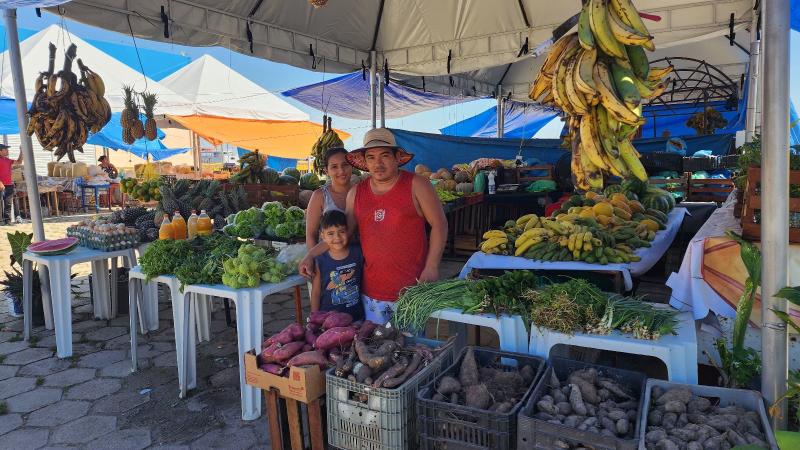 Feira próxima da Praça do Sagrado começa a funcionar no porto de Parintins