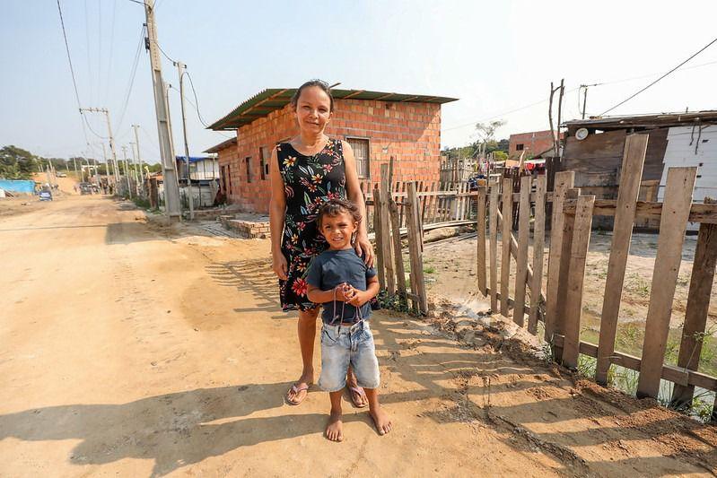 'Nós vamos sair da lama', destaca moradora do Parque Solimões após chegada do programa Asfalta Amazonas
