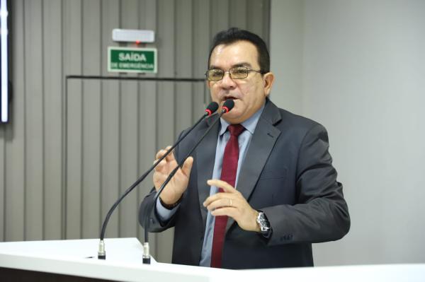 Massilon cobra retorno da coleta diária do lixo doméstico em toda zona urbana de Parintins