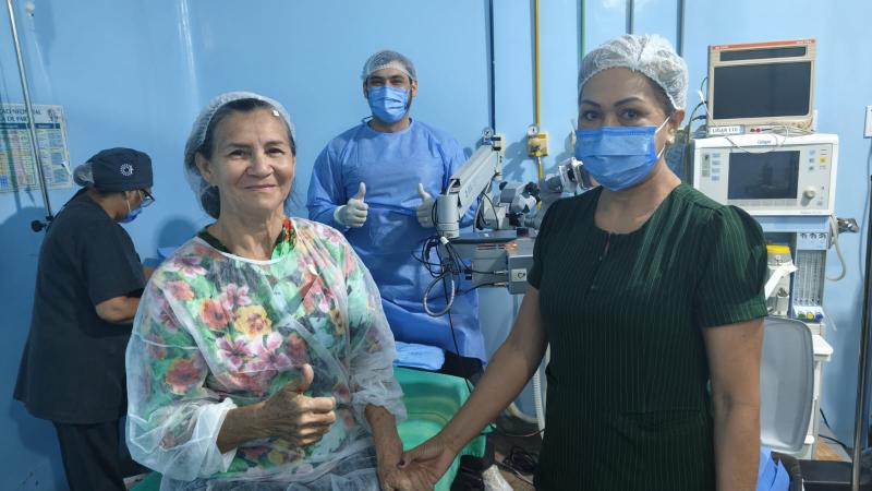 Idosos comemoram melhorias na visão durante jornada oftalmológica em Parintins