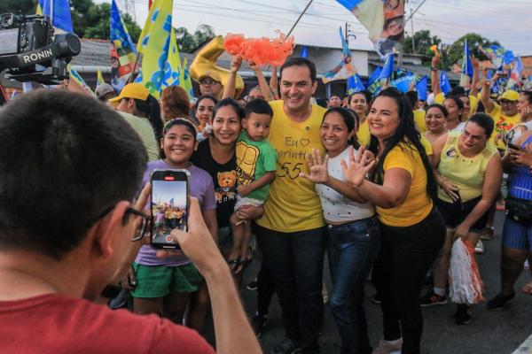 Povo do Palmares festeja Mateus Assayag e Vanessa Gonçalves durante caminhada