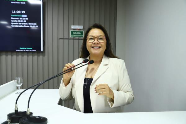 Vereadora Márcia Baranda apresenta PL para incentivar doação de cabelos a mulheres em tratamento de câncer em Parintins Vereadora Márcia Baranda apresenta PL para incentivar doação de cabelos a mulheres em tratamento de câncer em Parintins