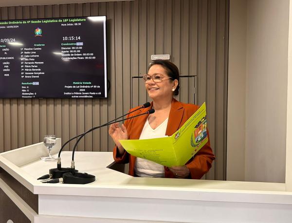 Vereadora Márcia Baranda apresenta Projeto de Lei para instituir Prêmio Jovem Poeta em Parintins