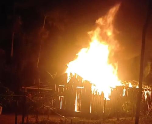 Doméstica tem casa destruída por incêndio na Vila Amazônia