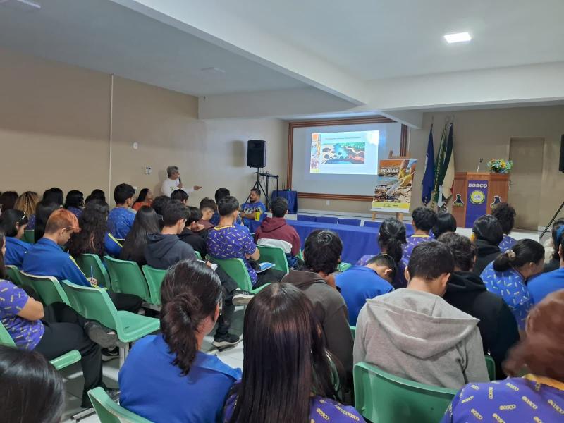 Palestra para alunos do João Bosco destaca manejo de quelônios e proteção das praias 