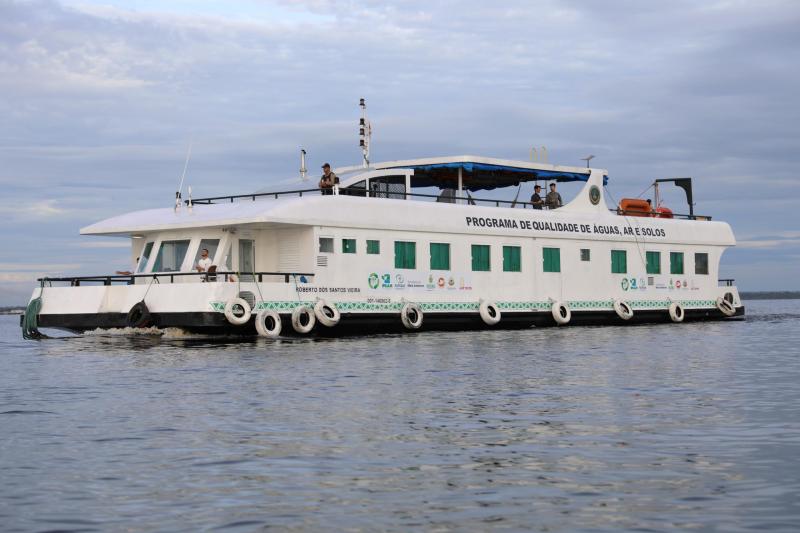 Equipe de pesquisadores da UEA realiza quarta viagem do projeto que monitora a qualidade da água do rio Negro