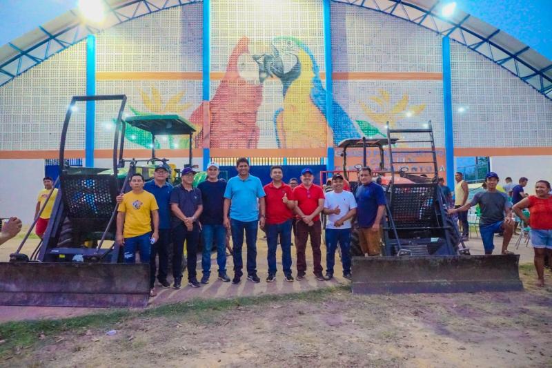 Prefeitura de Parintins entrega duas carretas agrícolas para a região da Valéria