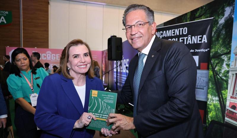 Conselheiros do TCE-AM prestigiam lançamento de coletânea sobre os 35 anos do STJ