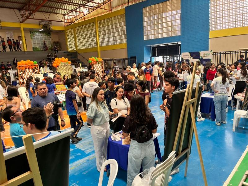 Feira de conhecimentos em Parintins fortalece o incentivo à ciência nas escolas estaduais por meio do PCE