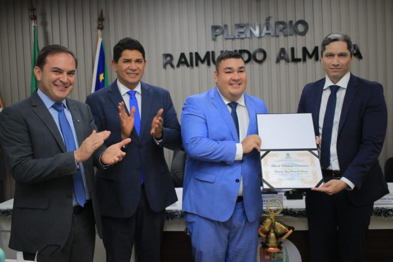 Juiz Anderson de Oliveira recebe título de cidadania parintinense, proposto por Mateus Assayag
