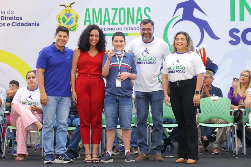 Wilson Lima fortalece políticas de inclusão com a entrega de mil cadeiras de rodas para Pessoas com Deficiência