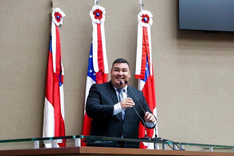 Alex Garcia antecipa 13º salário dos servidores da Câmara Municipal de Parintins