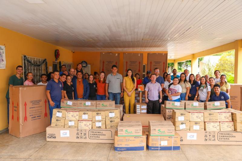 Deputada Mayra Dias reforça a saúde de Parintins com entrega de materiais e insumos provenientes de emenda parlamentar