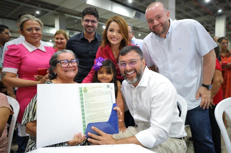 Governador Wilson Lima entrega 800 títulos definitivos para famílias da capital pelo programa Amazonas Meu Lar