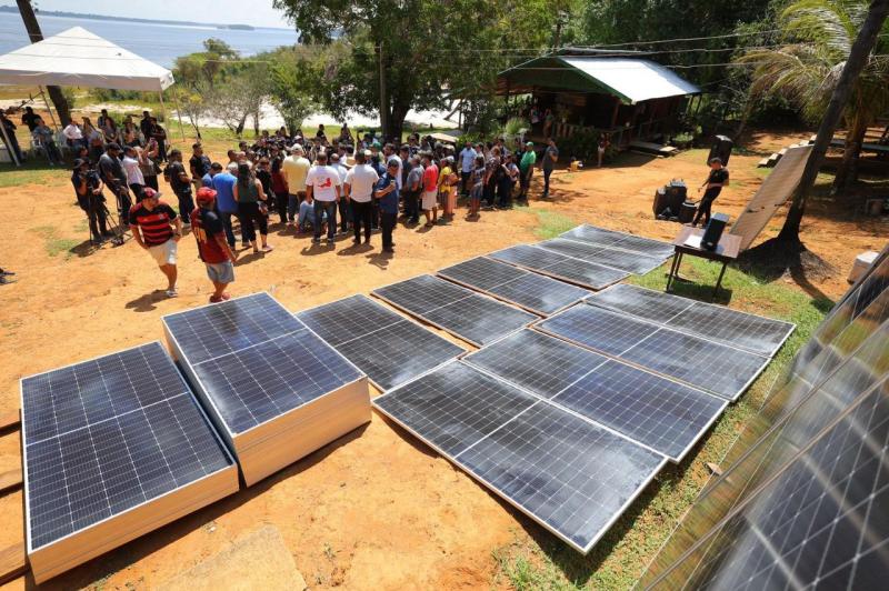 Governador Wilson Lima entrega placas de energia solar a comunidades turísticas de Novo Airão
