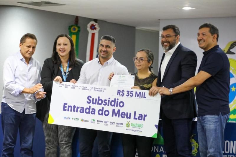 Governador Wilson Lima efetua pagamentos às famílias contempladas por subsídio do Amazonas Meu Lar