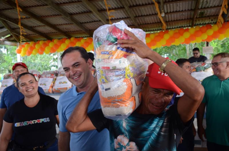 Mateus e Vanessa coordenam Operação Estiagem com ajuda humanitária às comunidades rurais de Parintins