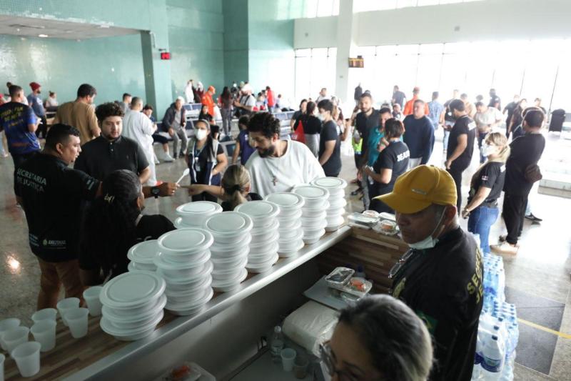 Passageiros deportados dos EUA embarcam rumo ao destino final após assistência do Governo do Amazonas