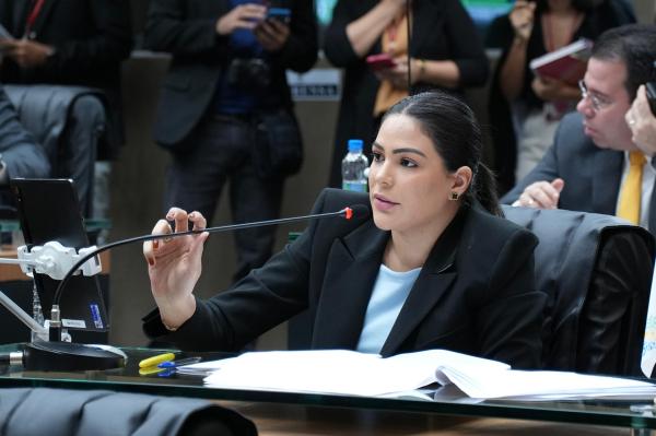 Lei de autoria da deputada Mayra Dias reforça combate a incêndios e queimadas no Amazonas