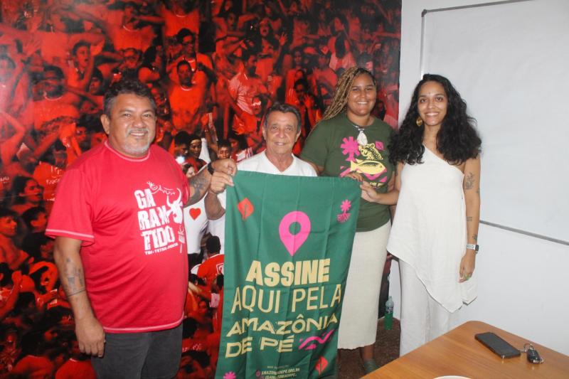 Representantes do Movimento ‘Amazônia de Pé’ visitam o Curral do Boi Garantido, primeiro ponto de assinaturas em Parintins