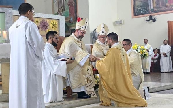 Bispo Dom José ordena o segundo padre no seu bispado na Diocese de Parintins