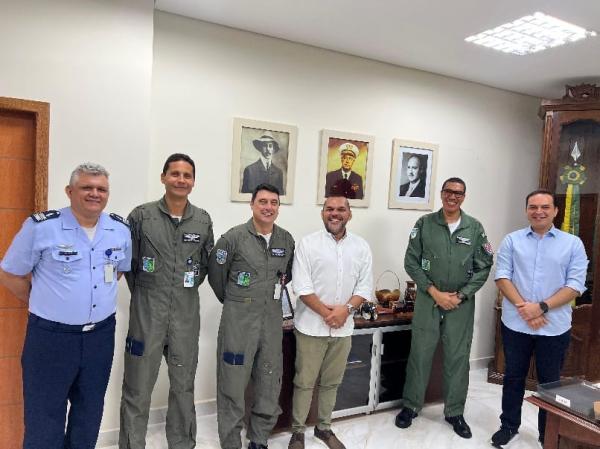 Prefeito Mateus Assayag avança em tratativas para ampliar operações no Aeroporto Júlio Belém