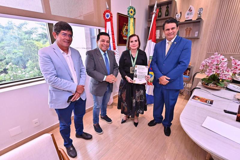 Presidente do TCE-AM recebe Medalha de Ouro Cidade de Manaus