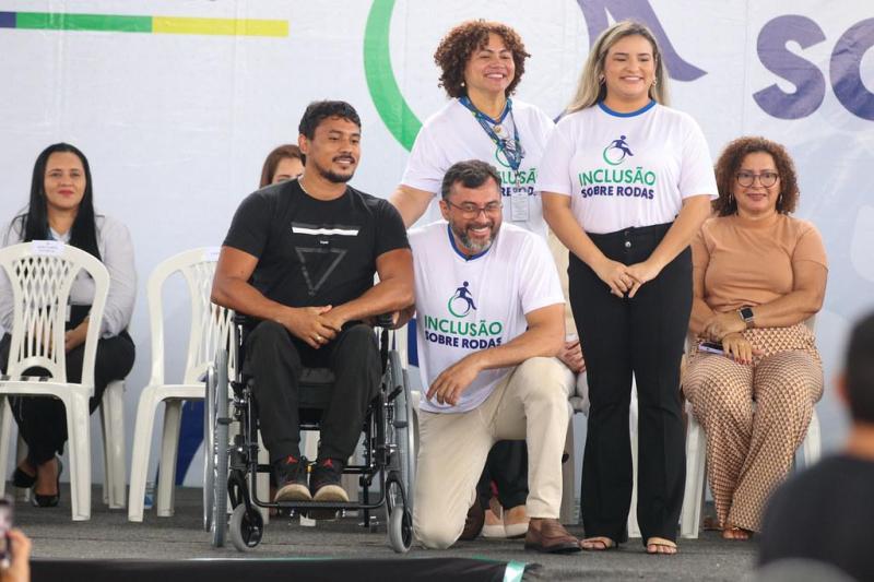 Governador Wilson Lima alcança mais de 500 pessoas com deficiência com nova entrega de cadeiras de rodas