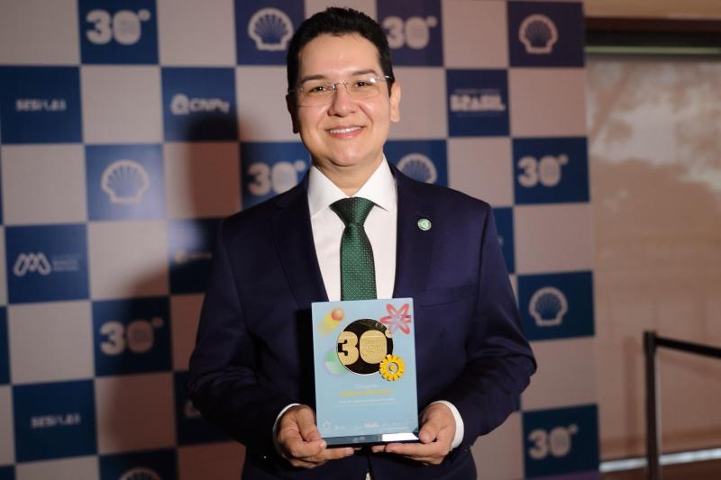 Reconhecimento nacional: pró-reitor da UEA recebe Prêmio Jovem Cientista por impacto acadêmico e inovação científica