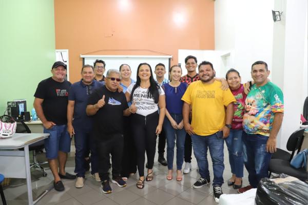 Vice-prefeita de Parintins, Vanessa Gonçalves, faz último repasse do recurso aos blocos do Carnailha 2025