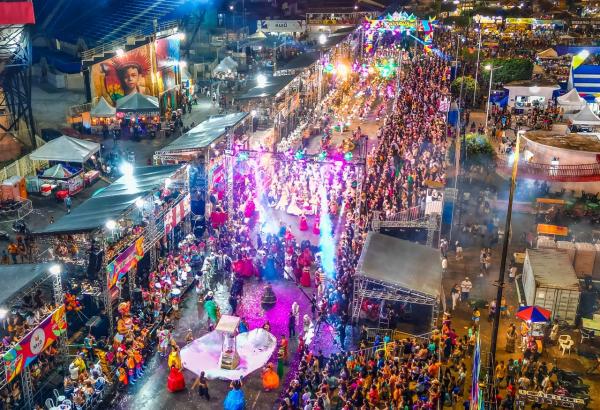 Multidão em festa comemora o segundo dia do Carnailha 2025 com a disputa dos blocos da Chave Especial